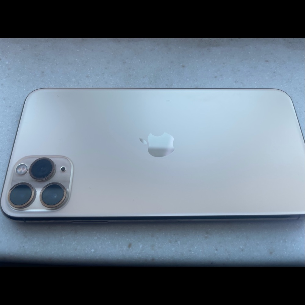 I phone 11 pro max like brand new batter health 96% no cracks or scratches